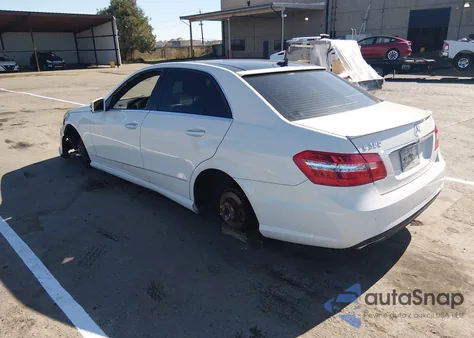 2010 Mercedes-Benz E 350 z USA, uszkodzony, nr VIN WDDHF5GB2AA053838